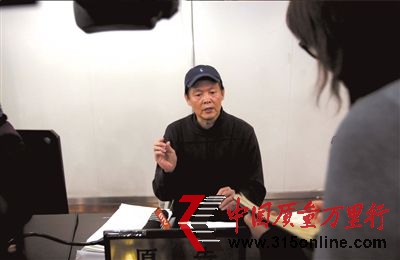 张老太的儿子接受记者采访。本报记者欧阳晓菲摄 张老太的儿子接受记者采访。本报记者欧阳晓菲摄
