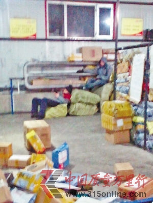 　　一名分拣员把装有各种快递包裹的包装袋当作“沙发”躺靠。 暗访记者手机拍摄