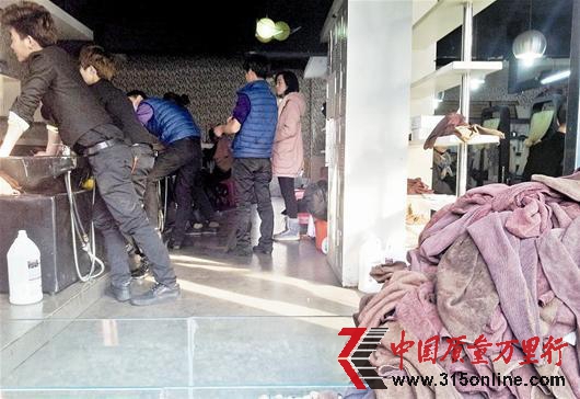 国际标榜造型湖大分店消毒毛巾收费惹质疑