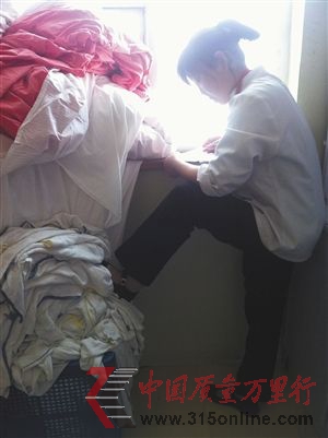 服务员踩在毛巾、浴巾上。 服务员踩在毛巾、浴巾上。