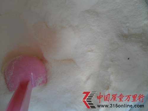 美素奶粉吃出不明黑色颗粒厂家反称正常现象