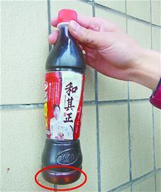 凉茶底部有沉淀。本报记者 孙钰 摄 凉茶底部有沉淀。本报记者 孙钰 摄