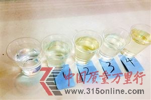 泡过一次性筷子的水与清水对比。 泡过一次性筷子的水与清水对比。