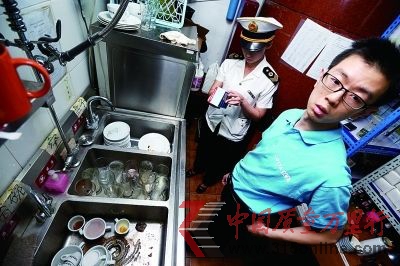 工作人员的钱包、手机等个人物品与餐巾纸放在一起(来源:法制晚报)