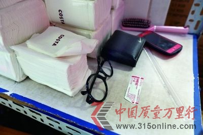 工作人员的钱包、手机等个人物品与餐巾纸放在一起(来源:法制晚报)