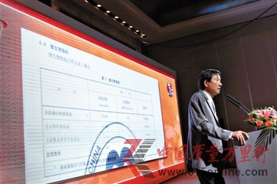 昨日,百胜中国事业部主席苏敬轼在北京就子公司肯德基被曝“冰块比马桶水脏”做出回应,称按国家标准,菌落总数是指示性的,用作参考。新京报记者 侯少卿 摄