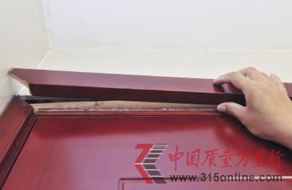 张先生家里的套装实木门已经开裂。