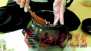 将米饭、酵母和粪水混合物拌在一起。