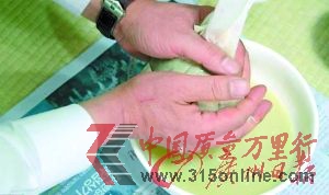 把混合物在室温下储存一周,过滤后饮用。