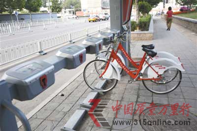 昨日,北京天坛东门附近的公共自行车租车点,一些自行车还未归还。公共自行车使用率和周转率持续上升,工作日车辆周转率已超2.5次。9月、10月,有些站的车辆周转率一天超过10次。