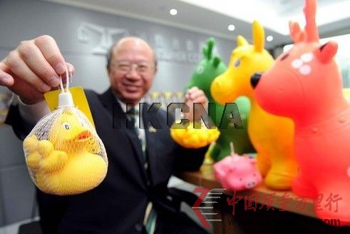 香港消委会11月14日在记者会上表示,在测试市面27款玩具或儿童产品,近半有潜在窒息危险,当中7款玩具验出塑化剂超出欧美安全标准。来源:香港中通社